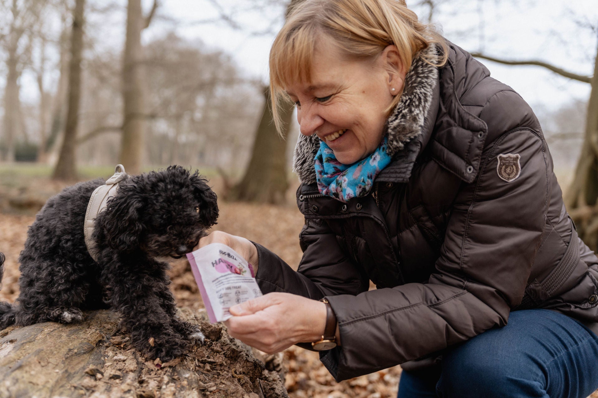 Frau gibt Happymood für Hormonelles Ungleichgewicht & Läufigkeit beim Hund