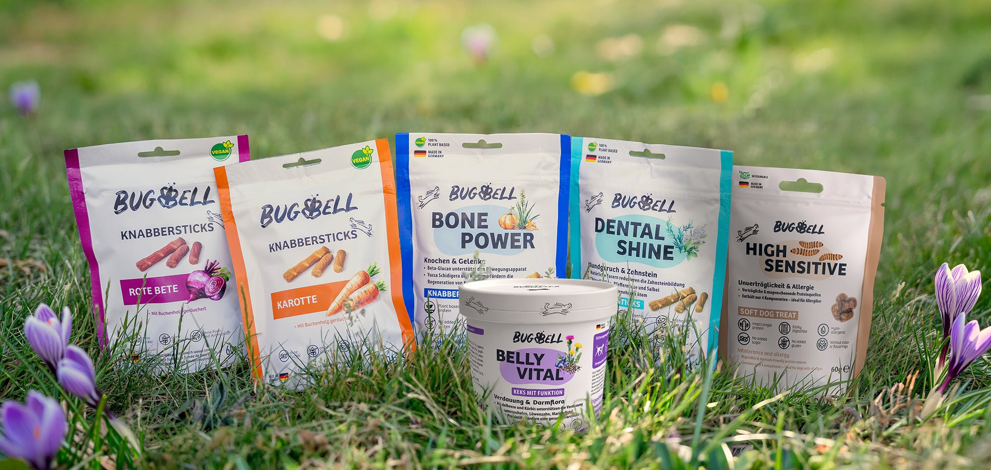 Mehrere Snacks von BugBell auf einer Wiese