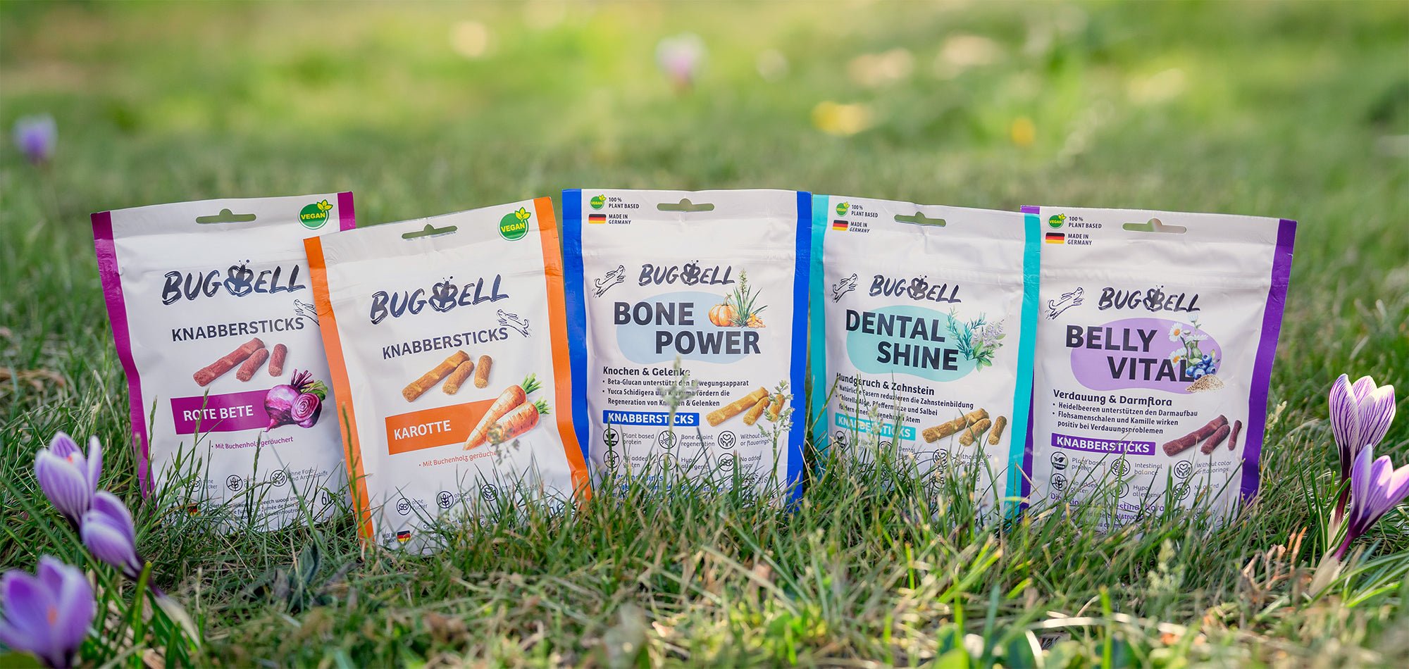 Die crunchy sticks von BugBell auf einer Wiese