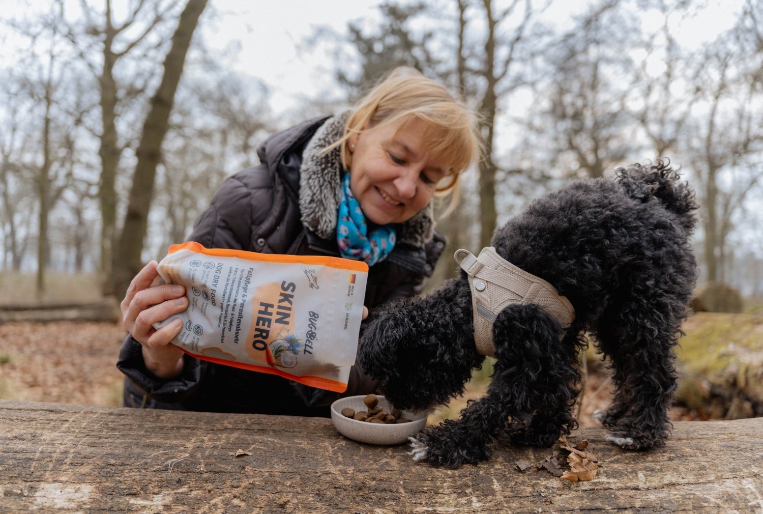 Frau gibt SkinHero für Hautprobleme / Dermatose in dogs