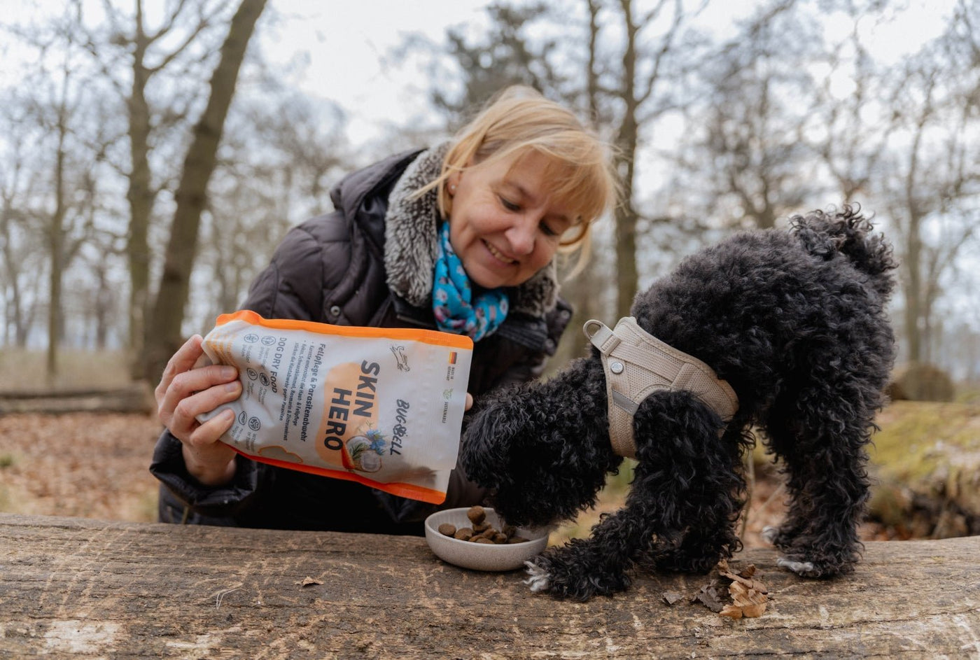 Frau gibt SkinHero für Hautprobleme / Dermatose beim Hund
