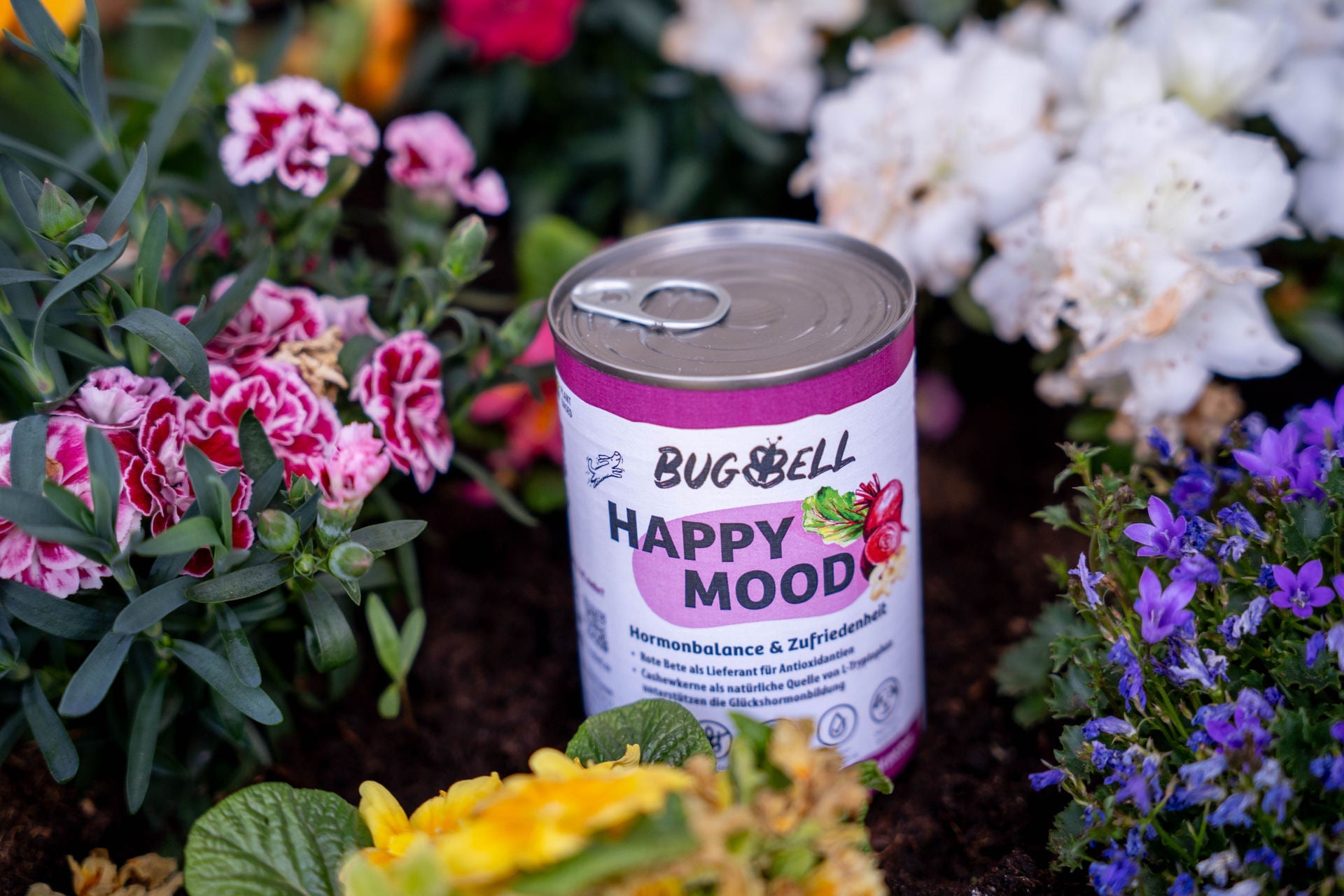 Veganes Nassfutter steht zwischen Blumen