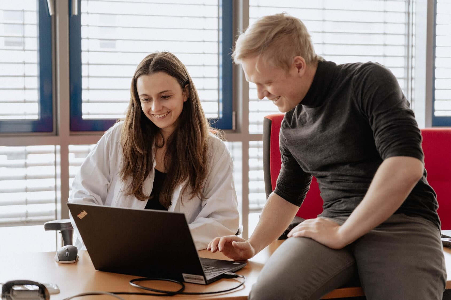 Frau-und-Mann-arbeiten-am-Laptop