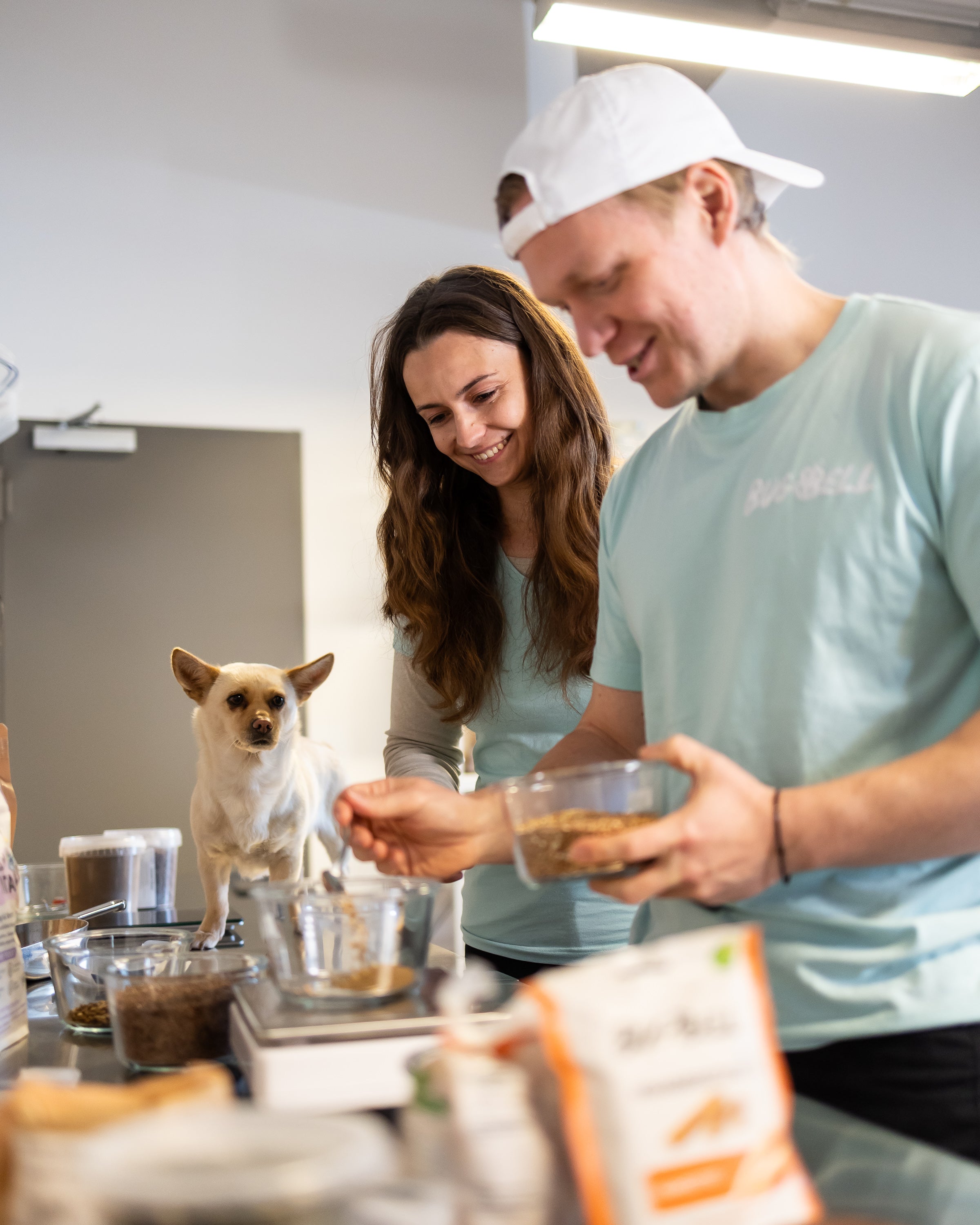 Arne und Jamina von BugBell mischen ein Produkt an