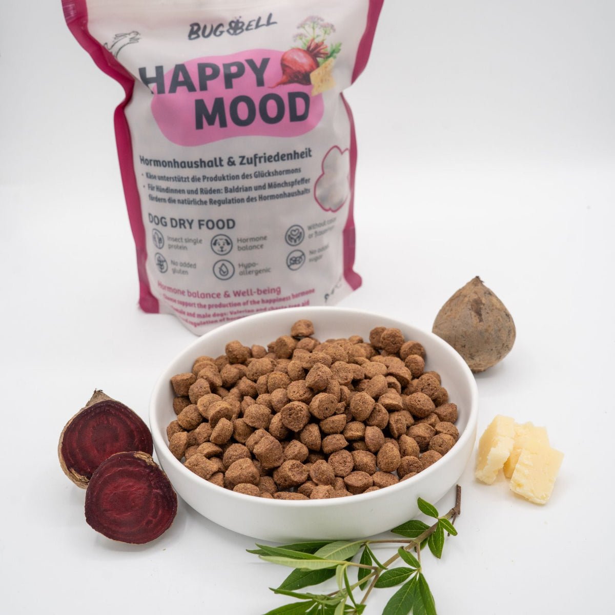 BugBell Happy Mood fördert den Hormonhaushalt deines Hundes mit natürlichen Zutaten wie Baldrian, Mönchspfeffer und Käse zur Unterstützung der Glückshormon-Produktion. Ideal für Rüden und Hündinnen – hypoallergen und ohne künstliche Zusätze.