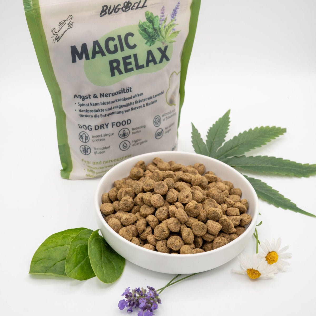 BugBell MagicRelax Trockenfutter: speziell entwickelt für Hunde mit Angst und Nervosität. Mit beruhigenden Kräutern wie Lavendel und Spinat zur Unterstützung der Nerven und Entspannung. Hergestellt in Deutschland, hypoallergen und ohne künstliche Zusätze