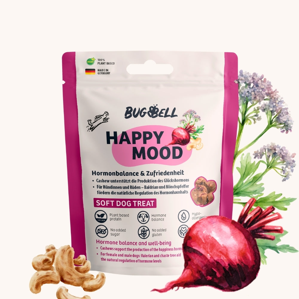Der Happy Mood Soft Dog Treat von BugBell fördert dank Cashew die Produktion des Glückshormons, unterstützt Hündinnen und Rüden mit Baldrian und Mönchspfeffer für eine natürliche Regulation des Hormonhaushalts und bietet pflanzliches, hypoallergenes Protein ohne Zuckerzusatz und glutenfrei für das Wohlbefinden Ihres Hundes