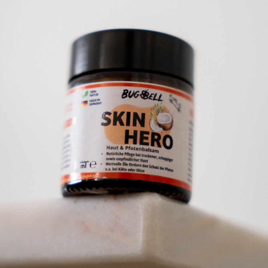 BugBell Skin Hero: Haut- und Pfotenbalsam für Hunde, ideal bei trockener, empfindlicher Haut oder schuppigen Pfoten. Mit wertvollen natürlichen Ölen wie Kokosöl für Schutz und Pflege – perfekt bei Kälte, Hitze oder rauen Bedingungen. 100 % Natur, Made in Germany.