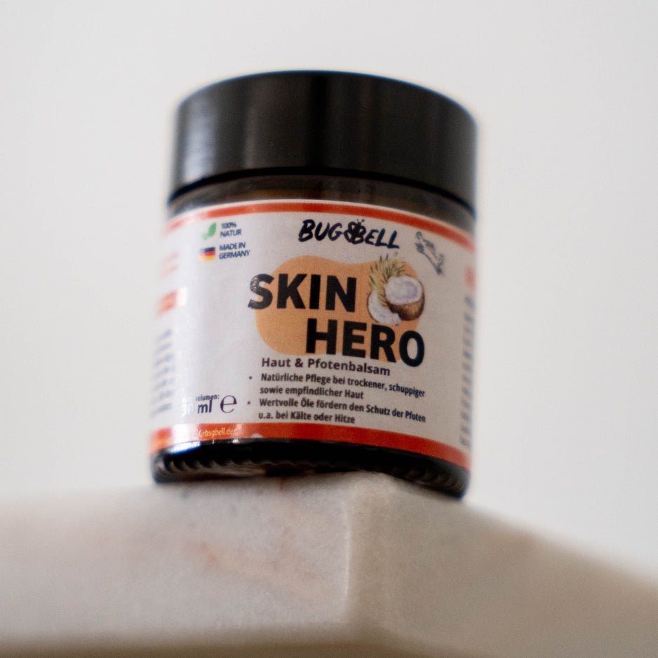 BugBell SkinHero: Haut- und Pfotenbalsam für Hunde, ideal bei trockener, empfindlicher Haut oder schuppigen Pfoten. Mit wertvollen natürlichen Ölen wie Kokosöl für Schutz und Pflege – perfekt bei Kälte, Hitze oder rauen Bedingungen. 100 % Natur, Made in Germany.