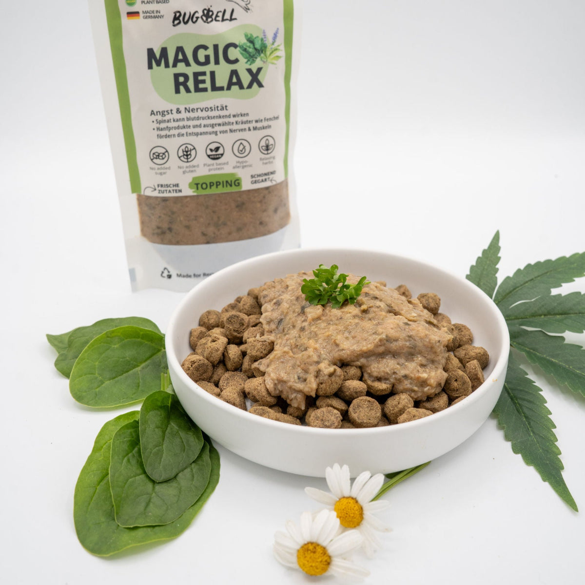 BugBell Magic Relax Topping beruhigt Hunde bei Angst und Stress. Mit natürlichen Zutaten wie Spinat und Lavendel fördert es Entspannung und unterstützt die Verdauung. Ideal als Ergänzung zu Trockenfutter – gesund, lecker und hypoallergen.