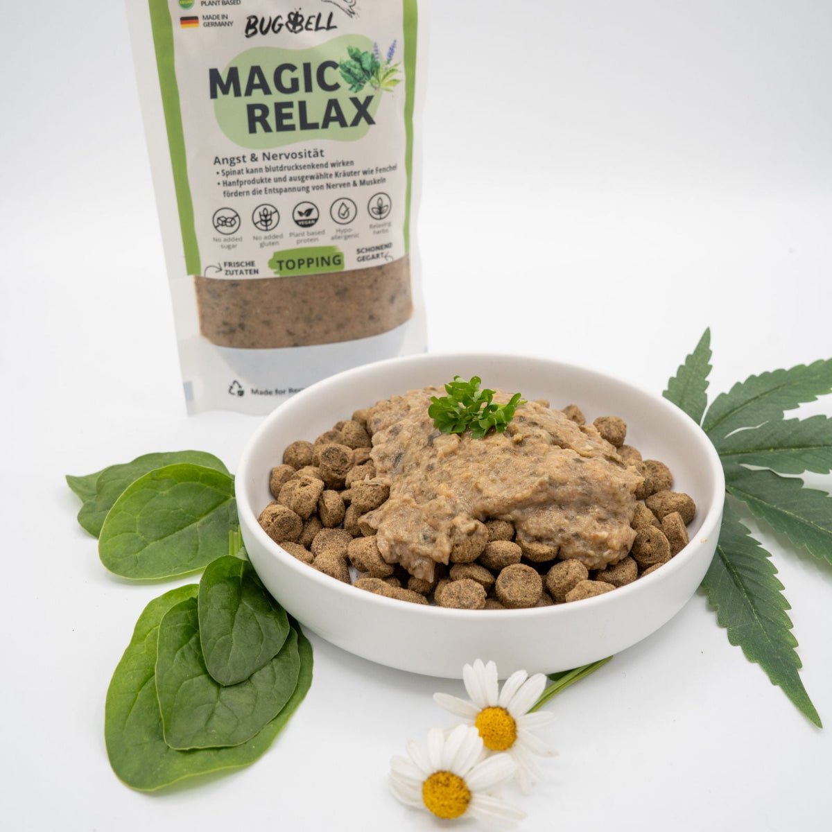 BugBell MagicRelax Topping beruhigt Hunde bei Angst und Stress. Mit natürlichen Zutaten wie Spinat und Lavendel fördert es Entspannung und unterstützt die Verdauung. Ideal als Ergänzung zu Trockenfutter – gesund, lecker und hypoallergen.