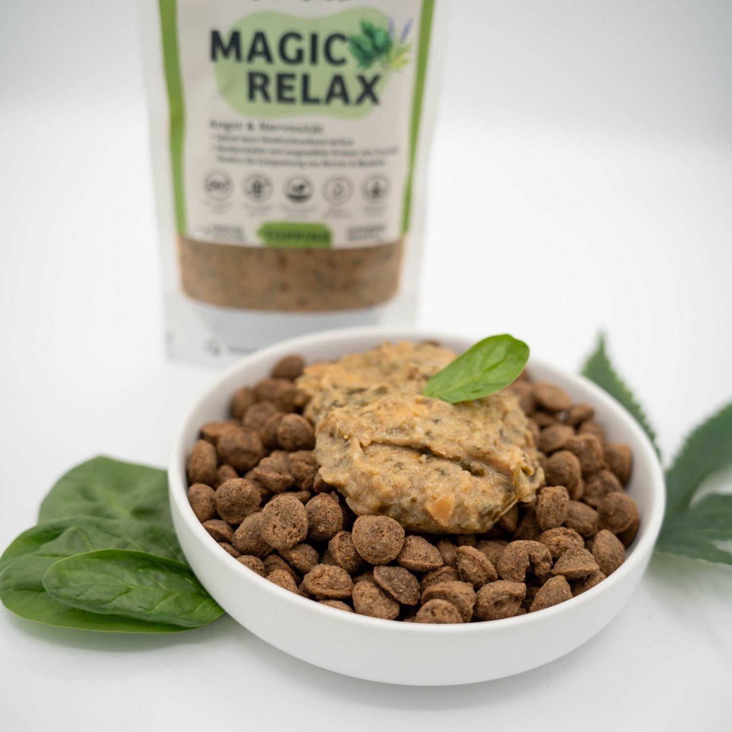 BugBell Magic Relax Topping beruhigt Hunde bei Angst und Stress. Mit natürlichen Zutaten wie Spinat und Lavendel fördert es Entspannung und unterstützt die Verdauung. Ideal als Ergänzung zu Trockenfutter – gesund, lecker und hypoallergen.